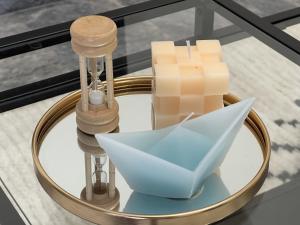 una mesa de cristal con una vela y un bote de papel en Irene's house, en Kalymnos