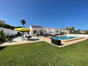 een achtertuin met een zwembad en een huis bij Villa con piscina, soleada, tranquila y céntrica in Calpe