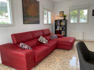een rode leren bank in de woonkamer bij Villa con piscina, soleada, tranquila y céntrica in Calpe
