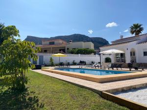 Fotografie z fotogalerie ubytování Villa con piscina, soleada, tranquila y céntrica v destinaci Calpe