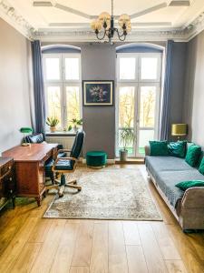 een woonkamer met een bank en een bureau bij 1 Bedroom Lux Apartment Center Vincent in Wrocław