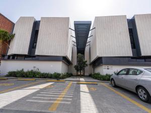 um carro estacionado num parque de estacionamento em frente a um edifício em Mabaat - Hittin - 519 em Riyadh