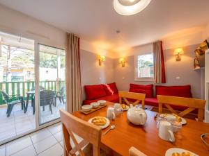 Χώρος καθιστικού στο Apartment Les Grands Pins-2 by Interhome