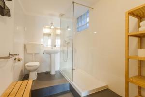 Un baño con inodoro, ducha y lavabo. en Combro by Patio 25, en Lisboa 127 fotos más