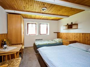 Holiday Home Harrachov 90 by Interhome في هاراشوف: غرفة نوم بسريرين وسقف خشبي