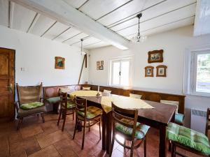 Restorāns vai citas vietas, kur ieturēt maltīti, naktsmītnē Holiday Home Harrachov 90 by Interhome