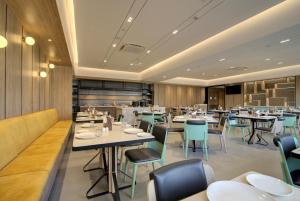 Reštaurácia alebo iné gastronomické zariadenie v ubytovaní 7 Apple Hotel Pratap Nagar, Jaipur