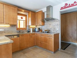 Kuchyň nebo kuchyňský kout v ubytování Chalet Martens by Interhome