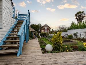 uma escada azul que leva a um jardim com uma casa em Holiday Home La Villa bleue by Interhome em Merville-Franceville-Plage