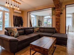 uma sala de estar com um sofá castanho e uma mesa de centro em Holiday Home La Villa bleue by Interhome em Merville-Franceville-Plage