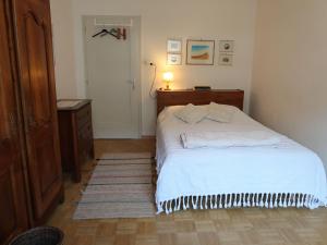 Apartment Pérolles by Interhome في فريبورغ: غرفة نوم بسرير ابيض وخزانة