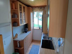 een kleine keuken met een wastafel en een raam bij Holiday Home Reiter by Interhome in Rohrbach