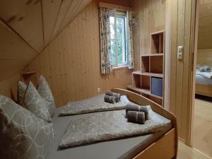 een kamer met 2 bedden in een blokhut bij Holiday Home Reiter by Interhome in Rohrbach +29 foto's