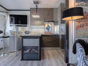 een keuken met een open haard in het midden van een kamer bij Apartment Les Dunes by Interhome in Varaville +11 foto's