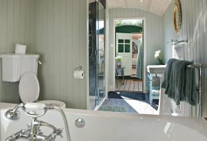 La salle de bains est pourvue d'une baignoire, de toilettes et d'un lavabo. dans l'établissement Anne's Hut Monmouthshire, 