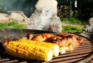 - du poulet grillé et du maïs sur un grill dans l'établissement Anne's Hut Monmouthshire, 