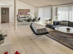 Et opholdsområde på Holiday Home Telma - 200m from the sea by Interhome