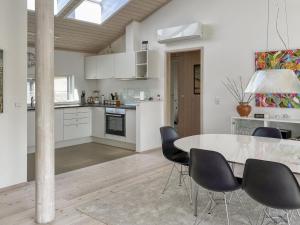 Køkken eller tekøkken på Holiday Home Telma - 200m from the sea by Interhome + 14 billeder