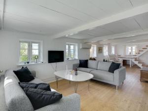 - un salon avec deux canapés et une table dans l'établissement Holiday Home Gyril - all inclusive - 100m from the sea by Interhome, à Sønderby