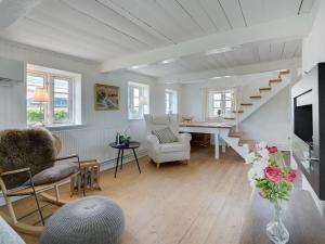 un salon avec un escalier et une table dans l'établissement Holiday Home Gyril - all inclusive - 100m from the sea by Interhome, à Sønderby