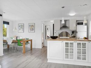 Kuchyň nebo kuchyňský kout v ubytování Holiday Home Silvana - 750m from the sea in Lolland- Falster and Mon by Interhome