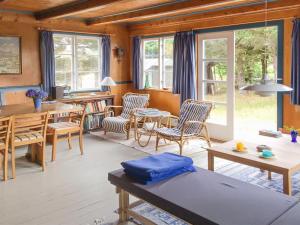 sala de estar con mesa y sillas en Holiday Home Jorid - 300m from the sea in Western Jutland by Interhome, en Vejers Strand