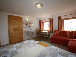 Postel nebo postele na pokoji v ubytování Apartment Tom by Interhome