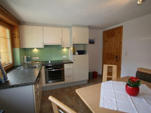 Kuchyňa alebo kuchynka v ubytovaní Apartment Tom by Interhome