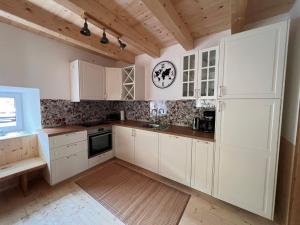 Kuchyň nebo kuchyňský kout v ubytování Holiday Home Hettegg Lehen by Interhome