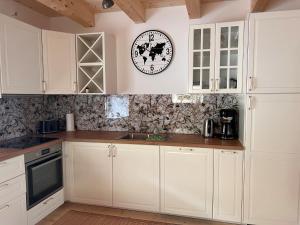Kuchyň nebo kuchyňský kout v ubytování Holiday Home Hettegg Lehen by Interhome