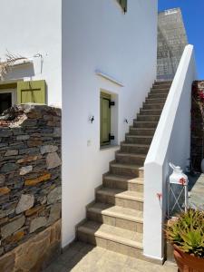 プラティスヤロス・シフノスにあるCase Panoramicheの石壁の家へと続く階段