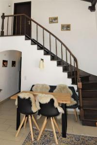 uma sala de jantar com uma mesa e uma escada em Apartment Casa La Schmetta 45 by Interhome em Lenzerheide