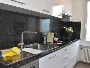 Kuchyňa alebo kuchynka v ubytovaní Apartment Residenza Aviva by Interhome