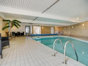 uma grande piscina num quarto de hotel em Holiday Home Stilla - 35km from the sea in Western Jutland by Interhome em Højer
