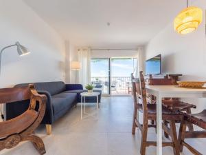 Televízia a/alebo spoločenská miestnosť v ubytovaní Apartment Rapova by Interhome