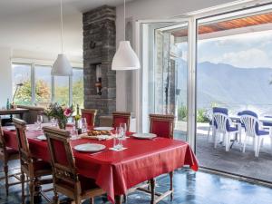comedor con mesa y mantel rojo en Holiday Home Casa Carina by Interhome, en Carona