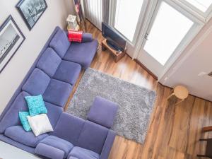 an overhead view of a living room with a purple couch at Holiday Home Tahkonkallio 34 b by Interhome in Tahkovuori