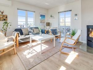 uma sala de estar com um sofá e uma mesa em Holiday Home Sebe - 300m from the sea in Western Jutland by Interhome em Lakolk