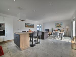 Η κουζίνα ή μικρή κουζίνα στο Holiday Home Les Salines by Interhome +25 φωτογραφίες