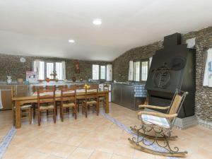 cocina y comedor con mesa y sillas en Holiday Home Rabic by Interhome, en Maçanet de la Selva