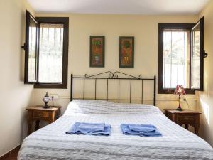 1 dormitorio con 1 cama con 2 toallas azules en Holiday Home Rabic by Interhome, en Maçanet de la Selva