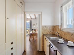Kuchyň nebo kuchyňský kout v ubytování Holiday Home Fontanella Amazingview by Interhome
