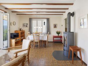 sala de estar con mesa y chimenea en Holiday Home Casa Fontanella by Interhome, en Gordola
