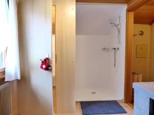 Koupelna v ubytování Apartment Vreneli by Interhome + 15 fotografií