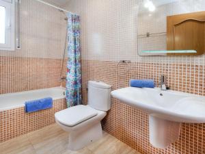 ein Badezimmer mit einem WC, einem Waschbecken und einer Badewanne in der Unterkunft Villa Paraiso by Interhome in L'Ametlla de Mar