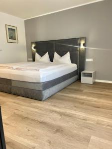 Postel nebo postele na pokoji v ubytování Hotel Wittlicher Hof