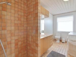 La salle de bains est pourvue d'une douche, d'un lavabo et de toilettes. dans l'établissement Holiday Home Amalia - 500m from the sea in NW Jutland by Interhome, à Hjørring