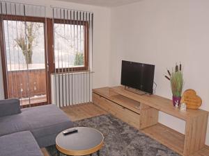 un soggiorno con divano e TV di Apartment Plattner by Interhome a Oetz