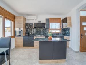 Kuchyňa alebo kuchynka v ubytovaní Holiday Home Cala by Interhome
