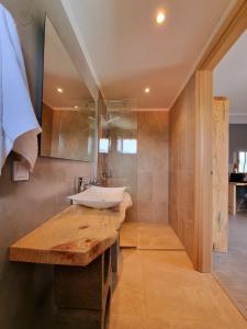 baño con lavabo en una encimera de madera en Hotel Karagiannis en Limenaria